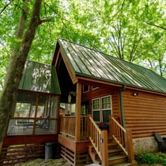 Riverfront Cabin: Screened Porch & Pets