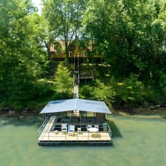 3 Bedroom 3 Bathroom Cabin on Little Red River w/ Private Dock!
