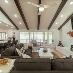 4 Bedroom + 3.5 Bathroom Greers Ferry Lakefront Home in Heber Springs!