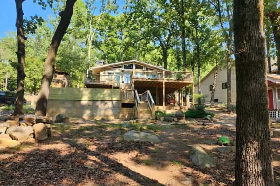 Cozy Lake Retreat with Hot Tub and Firepit - Image 1