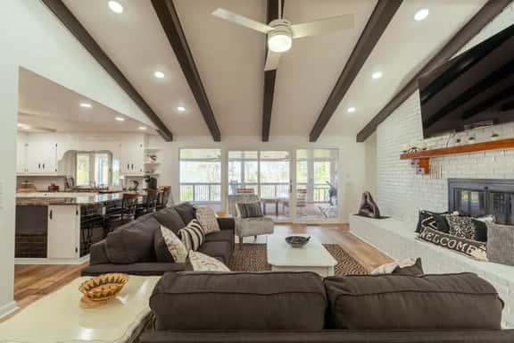 Greers Ferry Lakefront Home & Screened Porch - Image 1