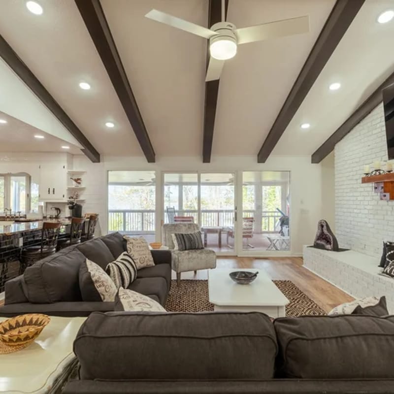 4 Bedroom + 3.5 Bathroom Greers Ferry Lakefront Home in Heber Springs!
